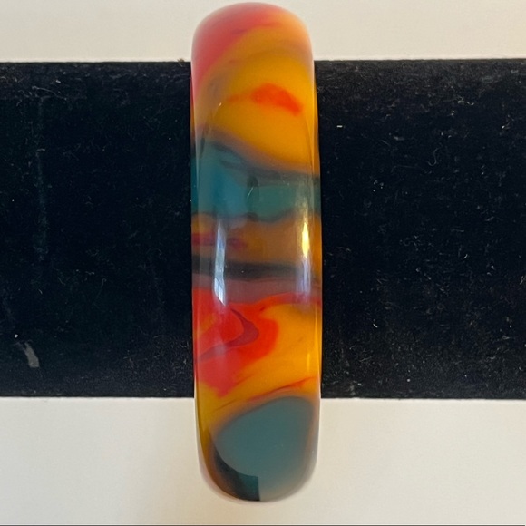 Beautiful Chalcedony Bangle Bracelet in Jade Style - Picture 5 of 10